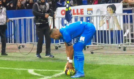 湖人队东契奇与勒布朗·詹姆斯联手完成空接扣篮，击败雄鹿队