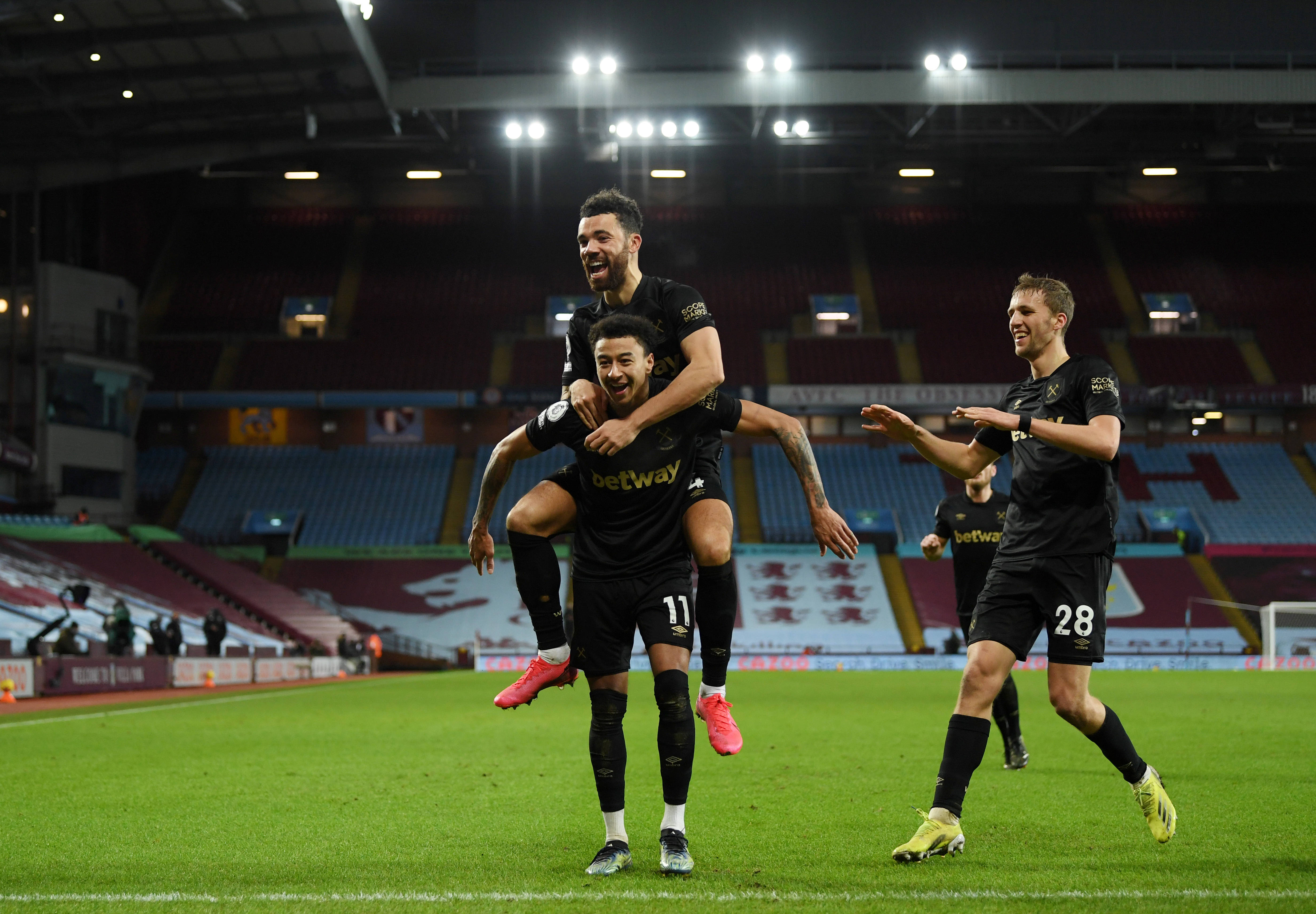 爆冷，三连败！杜兰特23+4+6，威少15+6+10，赛后阿杜一把抱住威少