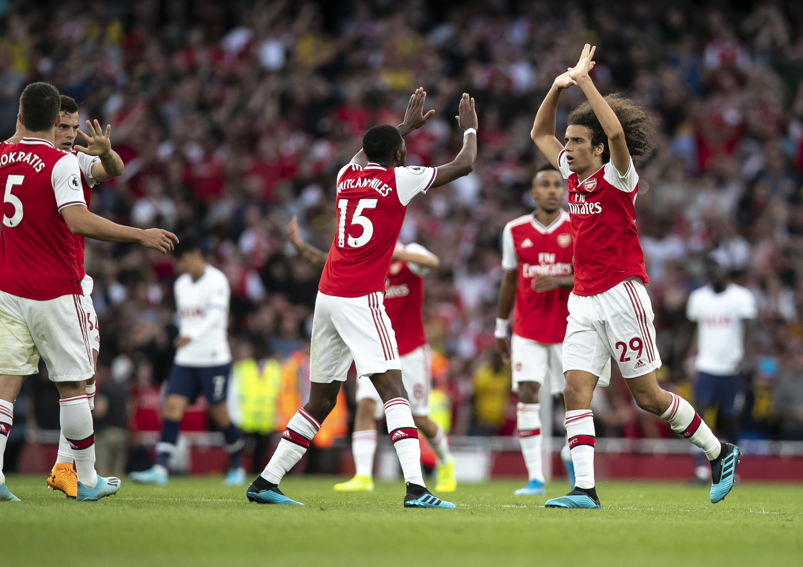 周琦眼睛出现不适，赵继伟赛季首秀完美