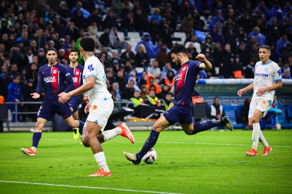 上海男篮VS新疆！卢伟全力出击，洛夫顿爆发，央视直播